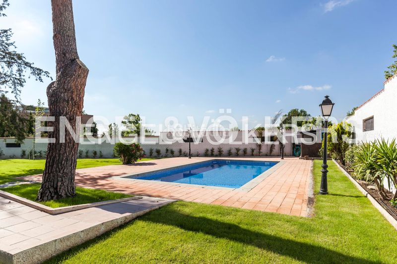 Foto e939cbbc-7ce5-424c-a174-c3930ea64070. Casa amb calefacció aparcament piscina a Aravaca Madrid