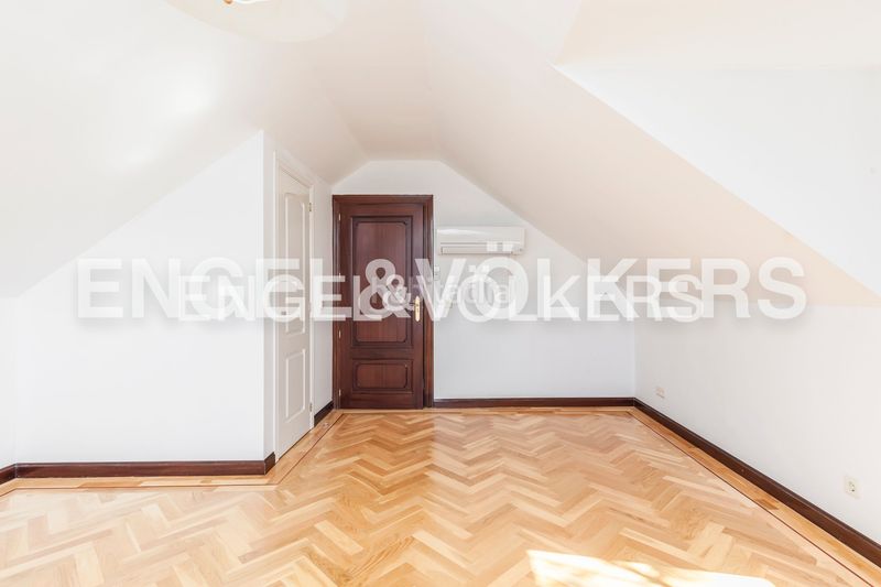 Foto f85f59ef-37ba-4ee2-a3d1-f543c0f0a216. Casa amb calefacció aparcament piscina a Aravaca Madrid