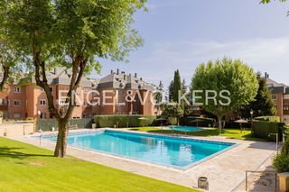 Pis a Carretera del Plantío. Estupendo piso con amplia cochera en ubicación privilegiada