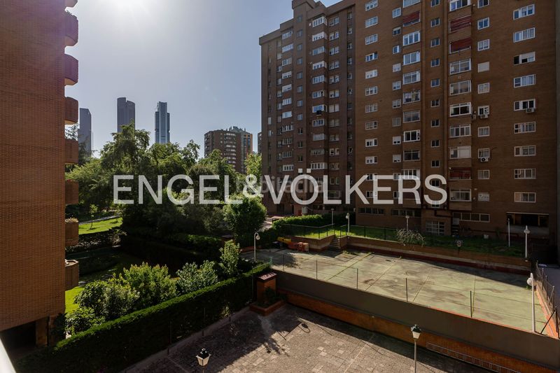 Foto f8960767-8d73-4d29-b25a-105bac579753. Pis amb calefacció aparcament a La Paz Madrid