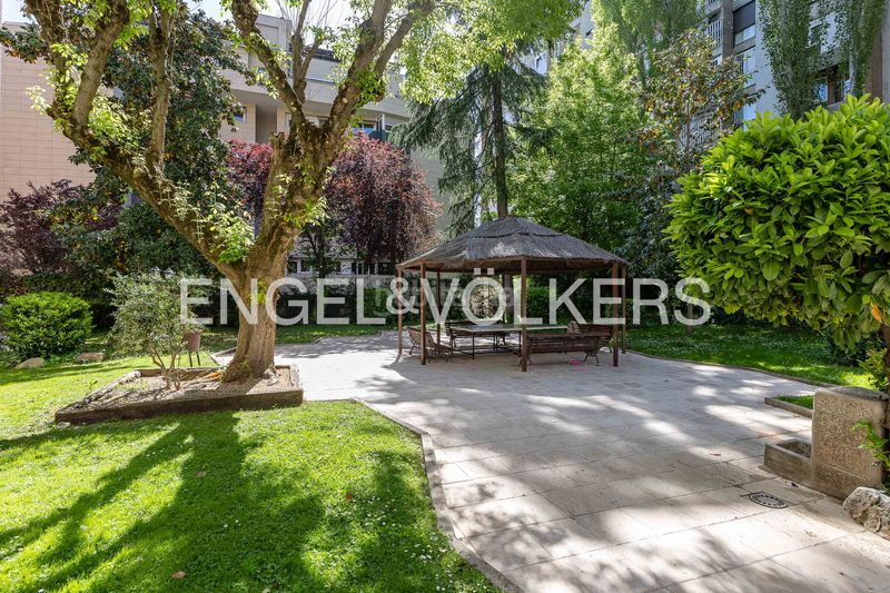 Foto 39f23963-970a-4315-bbad-ada23f40a623. Pis amb calefacció piscina a Nueva España Madrid