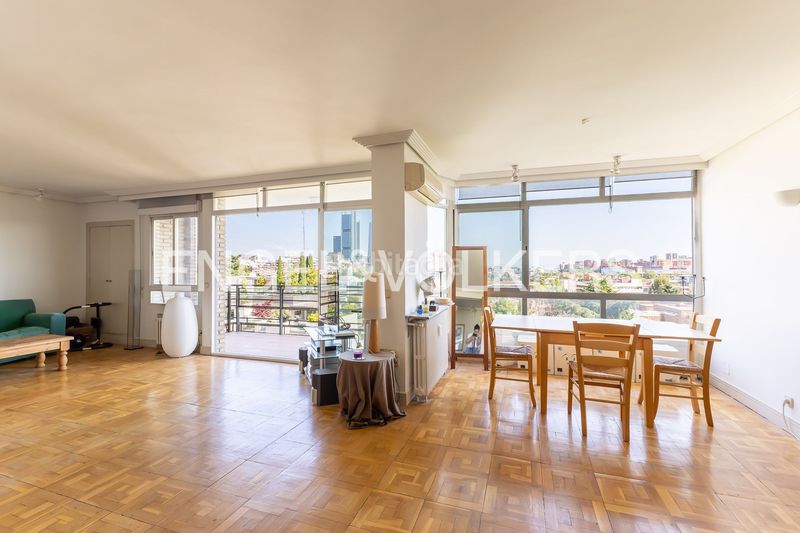 Foto 40042283-4d90-46ee-a1bc-f8f2de6584d6. Pis amb calefacció piscina a Nueva España Madrid