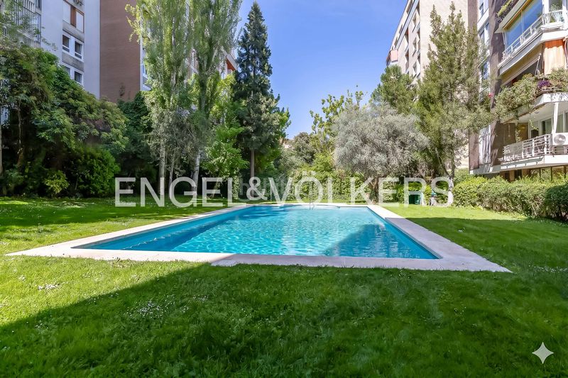 Foto c2b51fd5-f981-4dc1-9989-70351e2d8226. Pis amb calefacció piscina a Nueva España Madrid