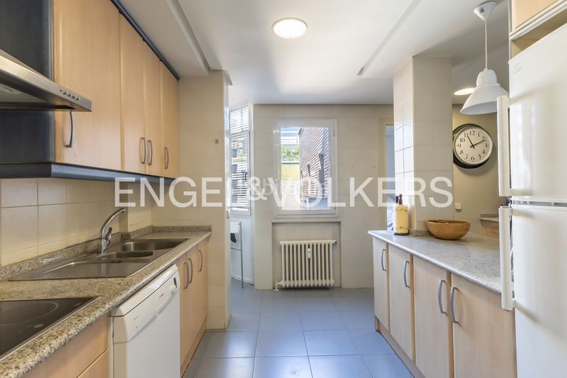 Foto e8ac19ab-6b78-44df-ab6b-1cf2102a9dc8. Pis amb calefacció piscina a Nueva España Madrid