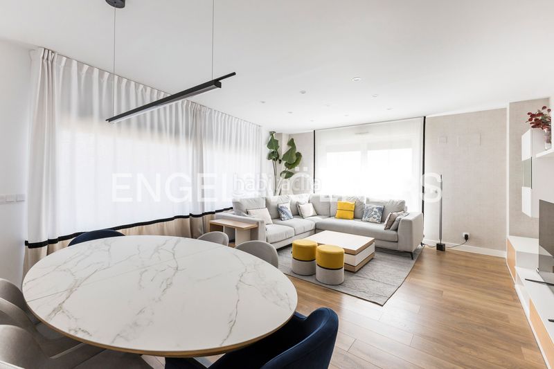 Foto 75a4bfdf-a8ba-4bc9-b629-fd75ebce5d85. Pis amb calefacció aparcament piscina a Sanchinarro Madrid