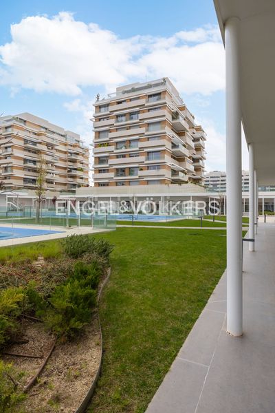 Foto d9ca907d-3200-4db2-b47e-cf9663477e98. Àtic amb calefacció aparcament piscina a Valdebebas - Valdefuentes Madrid