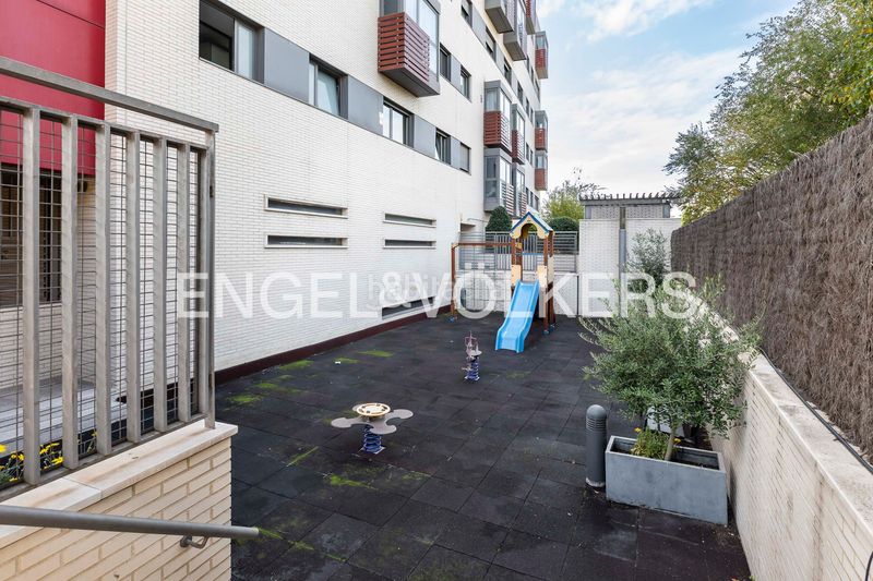 Foto aaec09c2-4133-4ea5-b886-7332546d8fab. Pis amb calefacció aparcament piscina a Sanchinarro Madrid