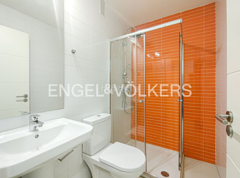 Foto beaf8a40-fa3a-4f94-bf26-9fabf4a997ce. Pis amb calefacció aparcament piscina a Sanchinarro Madrid