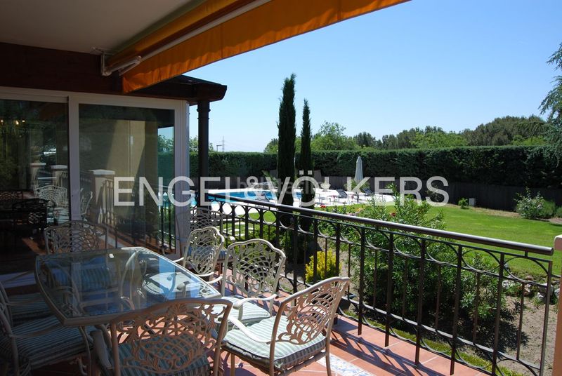 Foto 0d0d3341-9b33-4c2c-9909-9d81bdef9a70. Casa amb calefacció aparcament piscina a urbanización La Moraleja La Moraleja