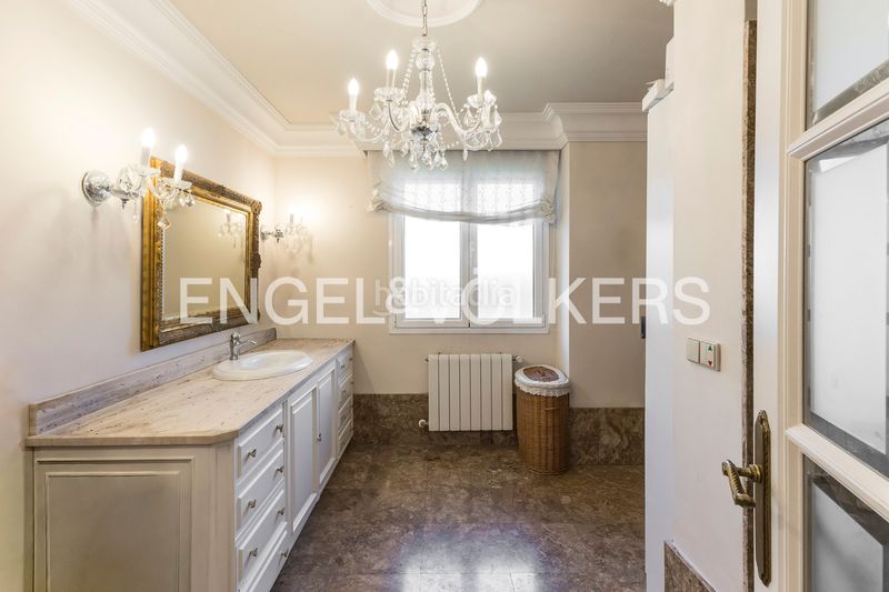 Foto 3a94a608-1ccb-48b8-bac1-1c4201640e87. Casa amb calefacció aparcament piscina a urbanización La Moraleja La Moraleja
