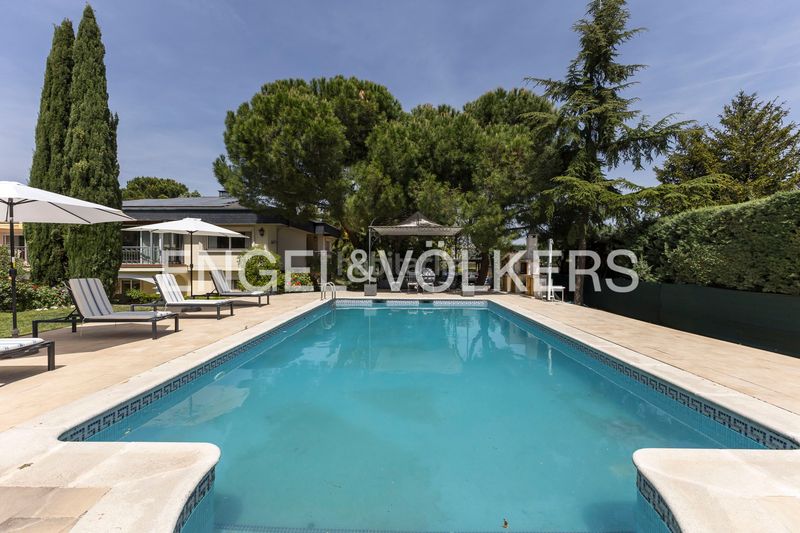 Foto cded4462-51ff-4032-a4af-79b7277c8713. Casa amb calefacció aparcament piscina a urbanización La Moraleja La Moraleja