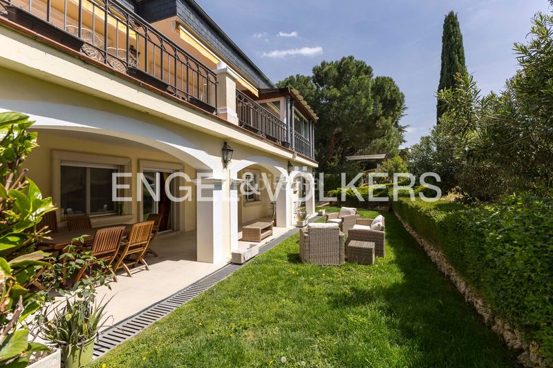 Foto e961c640-3abb-4e80-807f-29f04a63553c. Casa amb calefacció aparcament piscina a urbanización La Moraleja La Moraleja