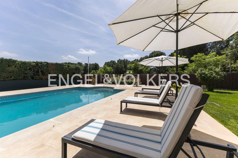 Foto ec78965a-0b84-4423-9a84-583fc5f80d1b. Casa amb calefacció aparcament piscina a urbanización La Moraleja La Moraleja