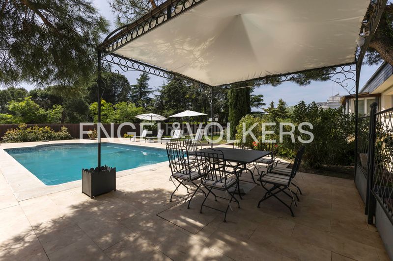 Foto f0a8d878-654e-49b0-a6da-a1f965ca4831. Casa amb calefacció aparcament piscina a urbanización La Moraleja La Moraleja