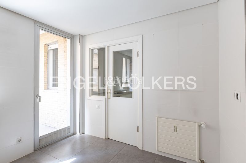 Foto df343263-0273-4687-a703-32a3486d4ec3. Pis amb calefacció aparcament piscina a Almagro Madrid