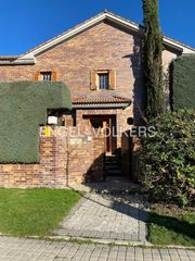 Lloguer Casa a El Cantizal. Exclusivo chalet adosado en esquina con jardín privado y amplios
