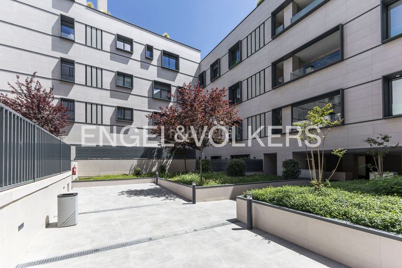 Foto 5fc9e441-d0bb-4e58-b596-f386e2215953. Dúplex amb calefacció aparcament piscina a Ciudad Jardín Madrid