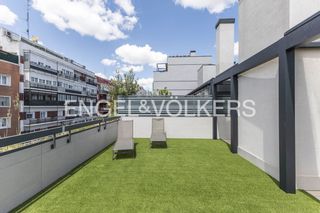 Dúplex  Calle de nieremberg. Magnífico ático dúplex en ciudad jardín