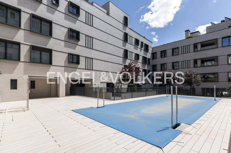 Foto 9d991b42-e2af-4804-9d08-ef0c74970c73. Dúplex amb calefacció aparcament piscina a Ciudad Jardín Madrid