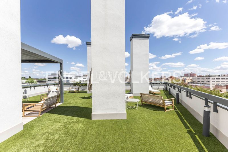 Foto a0c6864d-8f84-4de3-9b4d-2d22a3df2db1. Dúplex amb calefacció aparcament piscina a Ciudad Jardín Madrid