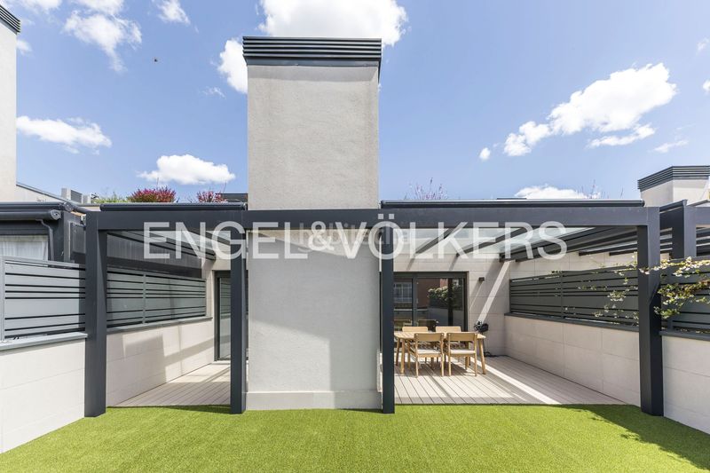 Foto df71a0d5-1f09-458b-a8fc-87a6885b3d3a. Dúplex amb calefacció aparcament piscina a Ciudad Jardín Madrid
