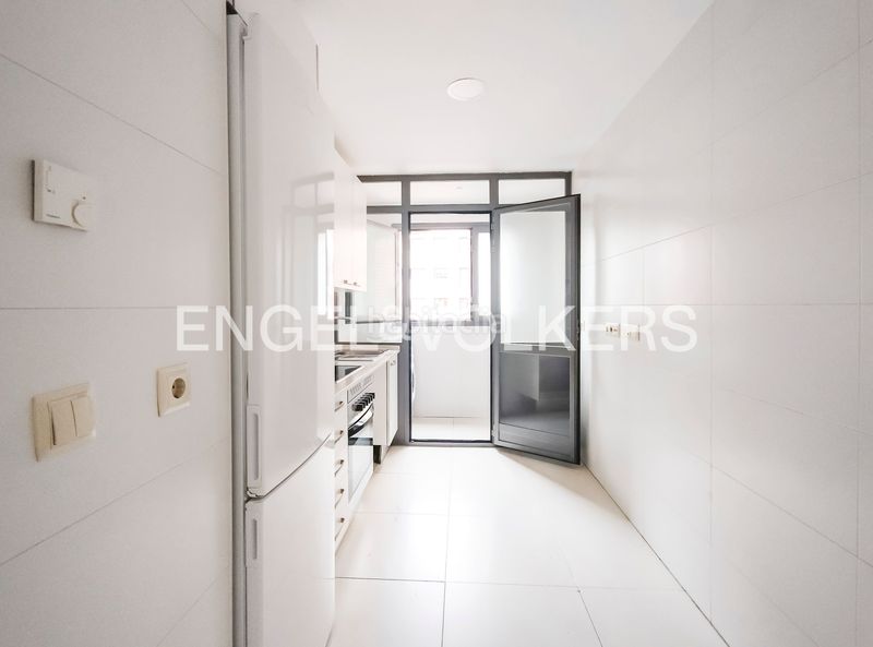 Foto a5d1ebd9-9ec9-4fed-aee4-cd8d5671ae23. Pis amb calefacció aparcament piscina a Sanchinarro Madrid