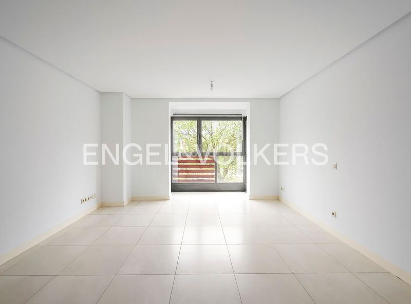 Foto f7ba1389-cf3d-420c-862b-1e870c6f35d3. Pis amb calefacció aparcament piscina a Sanchinarro Madrid