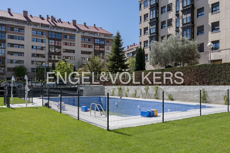 Foto 11319db3-ed53-4f27-935d-c80520be537a. Pis amb calefacció aparcament piscina a Sanchinarro Madrid