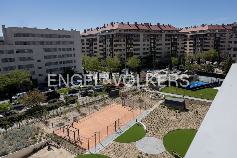 Foto 2e7624d6-37f9-44fe-842c-47c8b4738c65. Pis amb calefacció aparcament piscina a Sanchinarro Madrid