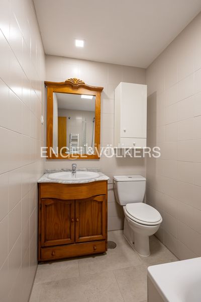Foto 5c4b88c4-dc0c-4dde-a54c-19a23cc96ae6. Pis amb calefacció aparcament piscina a Sanchinarro Madrid