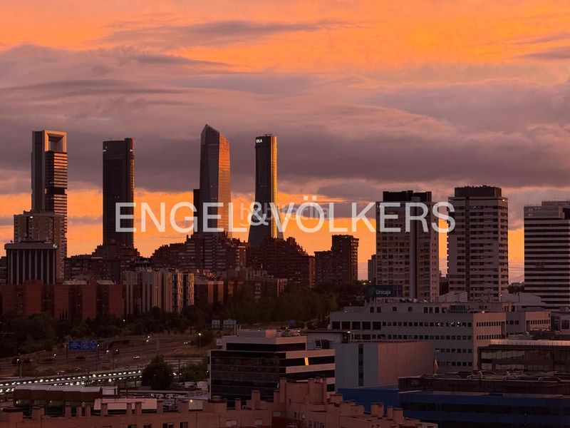 Foto c244cba0-883c-4e0a-80bd-cb524ee2e40d. Pis amb calefacció aparcament piscina a Sanchinarro Madrid