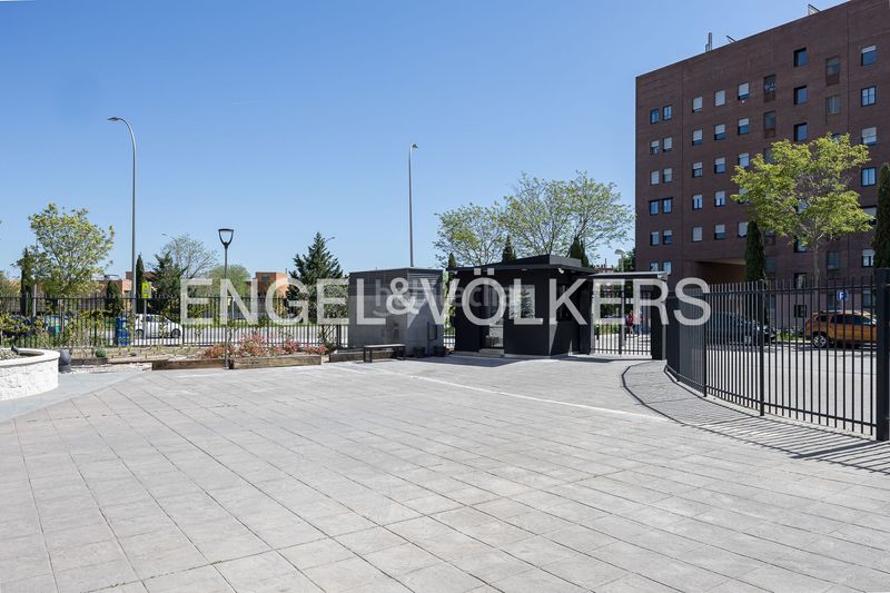 Foto d5d4b7e5-203e-4266-a16b-ac9d2f351899. Pis amb calefacció aparcament piscina a Sanchinarro Madrid