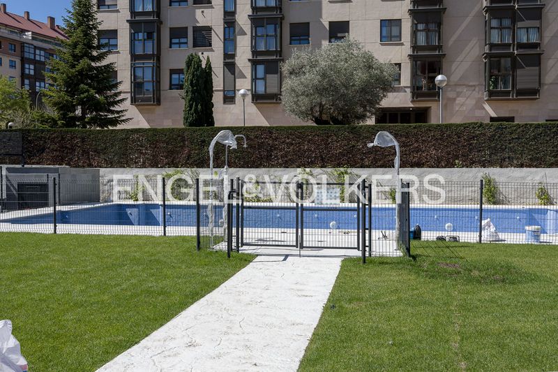 Foto efd4d245-19ce-44c0-9d61-0dfec5eeb59a. Pis amb calefacció aparcament piscina a Sanchinarro Madrid