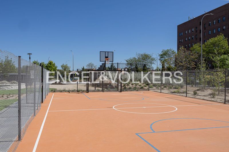 Foto f3212c18-f8ca-4fd5-8322-b632da520fd1. Pis amb calefacció aparcament piscina a Sanchinarro Madrid