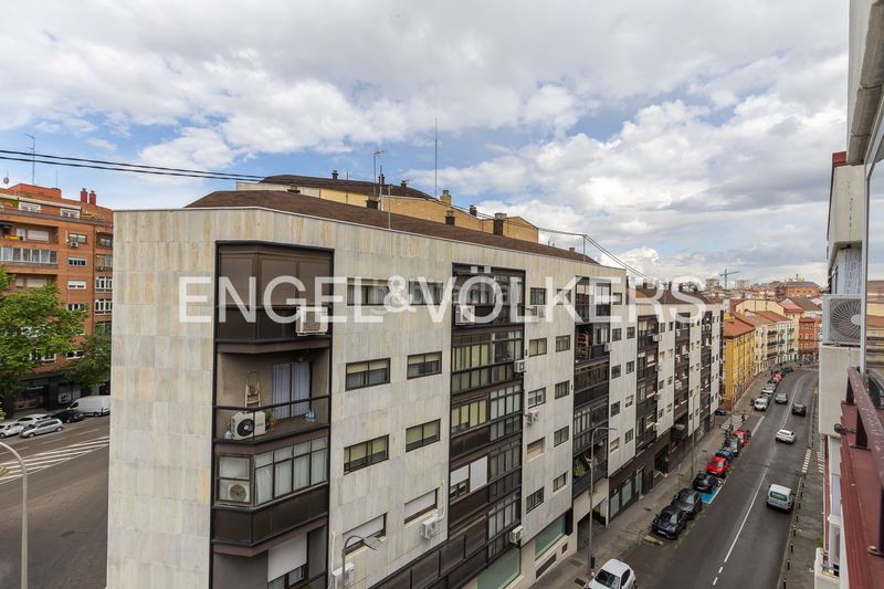 Foto 0b879544-e6db-42ef-bc64-4752a540cd4c. Àtic amb calefacció aparcament a Bellas Vistas Madrid