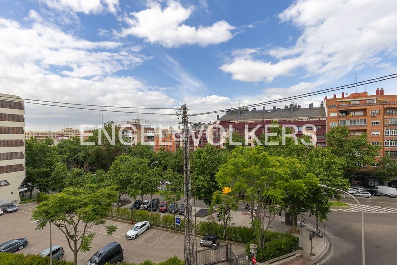 Foto f6d24671-f6a3-4021-b29c-0e5cff7b6128. Àtic amb calefacció aparcament a Bellas Vistas Madrid
