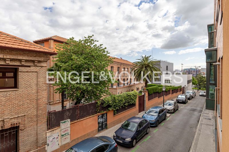 Foto 7261570b-f957-4b0a-bc51-5ed6f785fd18. Dúplex amb calefacció aparcament piscina a Guindalera Madrid