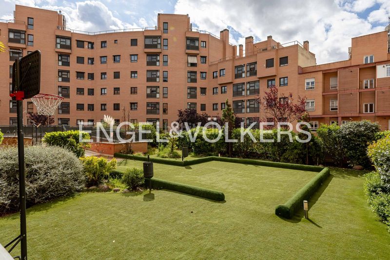 Foto b854bccb-b1f9-4c10-9e64-89a7cdba99e3. Dúplex amb calefacció aparcament piscina a Guindalera Madrid