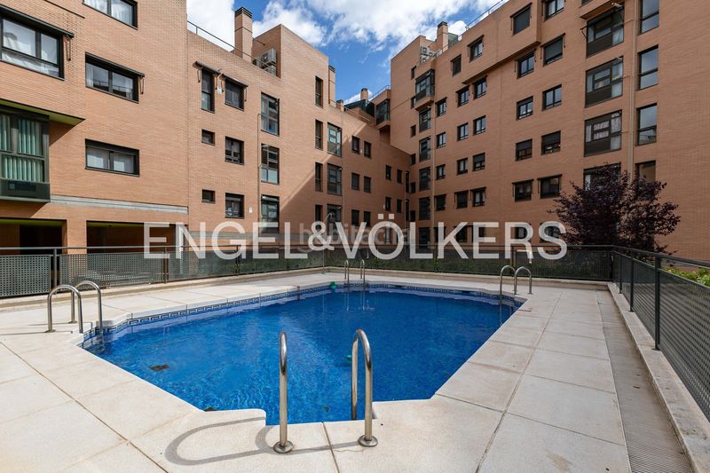 Foto c9eb5ec0-ffe6-4c80-b347-1391cb8fec71. Dúplex amb calefacció aparcament piscina a Guindalera Madrid