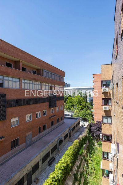 Foto f99c9694-5f01-4917-9db4-de847b989e4f. Pis amb calefacció aparcament piscina a Hispanoamérica-Bernabéu Madrid