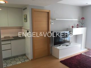 Affitto Appartamento in Sanchinarro. Luminoso piso de 1 dormitorio con plaza de garaje y piscina en s