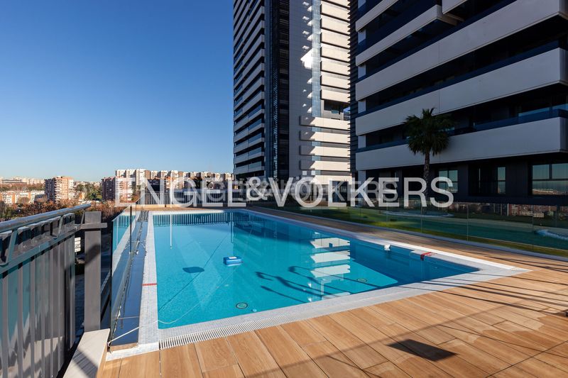 Foto 9b96d91c-b4ec-4b53-b6d4-f792a6b13435. Pis amb calefacció aparcament piscina a Valdeacederas Madrid