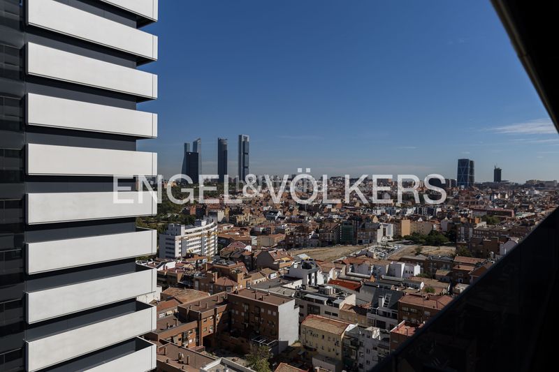 Foto b1bf706b-24cd-4f56-bd78-b013c8c2681f. Pis amb calefacció aparcament piscina a Valdeacederas Madrid