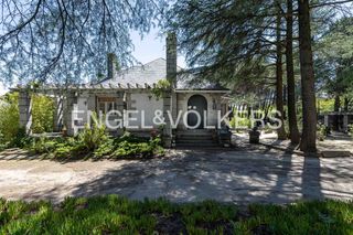 Casa a Colonia. Arquitectura, historia y parcela excepcional en torrelodones col