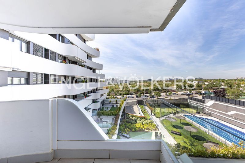 Foto b5ccb487-d5d8-4b78-abc5-6d17c029a943. Pis amb calefacció aparcament piscina a Valdebebas - Valdefuentes Madrid