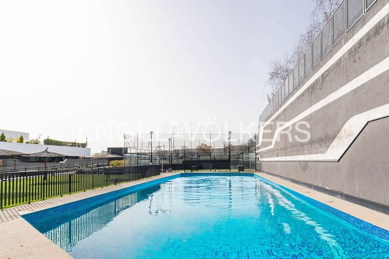 Foto d242dc4b-efda-4e67-bd1f-bfc7ac51b9f4. Pis amb calefacció aparcament piscina a Valdebebas - Valdefuentes Madrid