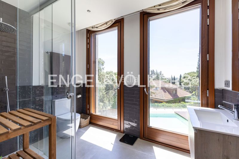 Foto 5a4ba21e-efb1-4ba5-9198-55cc9157c8ee. Casa amb calefacció aparcament piscina a urbanización La Moraleja La Moraleja