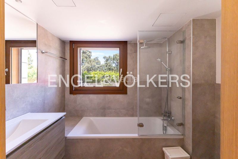 Foto 611ec8b5-1109-4954-a3eb-c79a18154dcd. Casa amb calefacció aparcament piscina a urbanización La Moraleja La Moraleja
