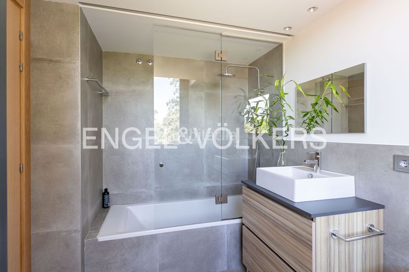 Foto b5fea4e8-1fc1-4417-90a5-daf63b1b0597. Casa amb calefacció aparcament piscina a urbanización La Moraleja La Moraleja