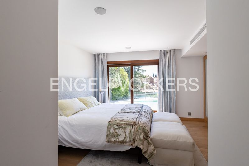 Foto b83af251-c3d9-4993-ac03-777e1ad9aa9e. Casa amb calefacció aparcament piscina a urbanización La Moraleja La Moraleja